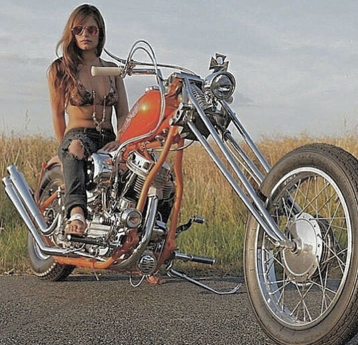 Мотоциклы с девушками чопперы