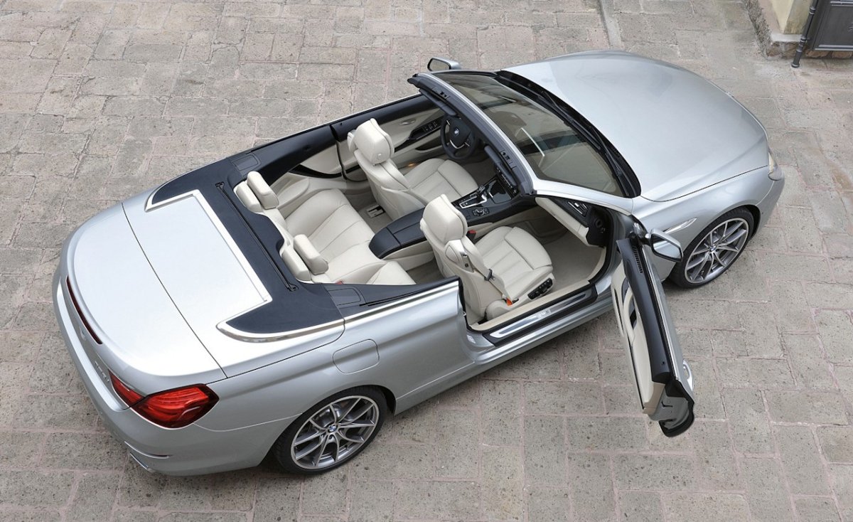 BMW кабриолет вид сверху с открытой дверь