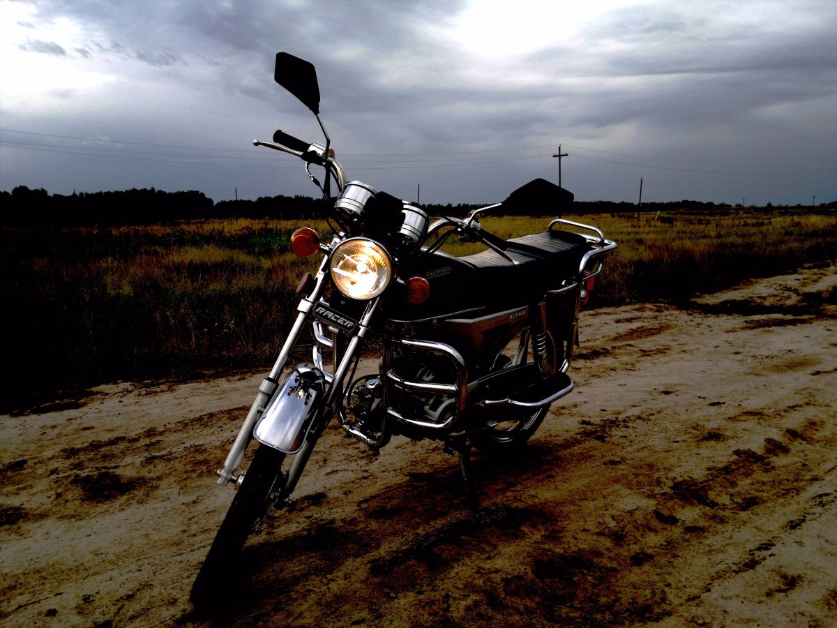 Мотоцикл Альфа на закате