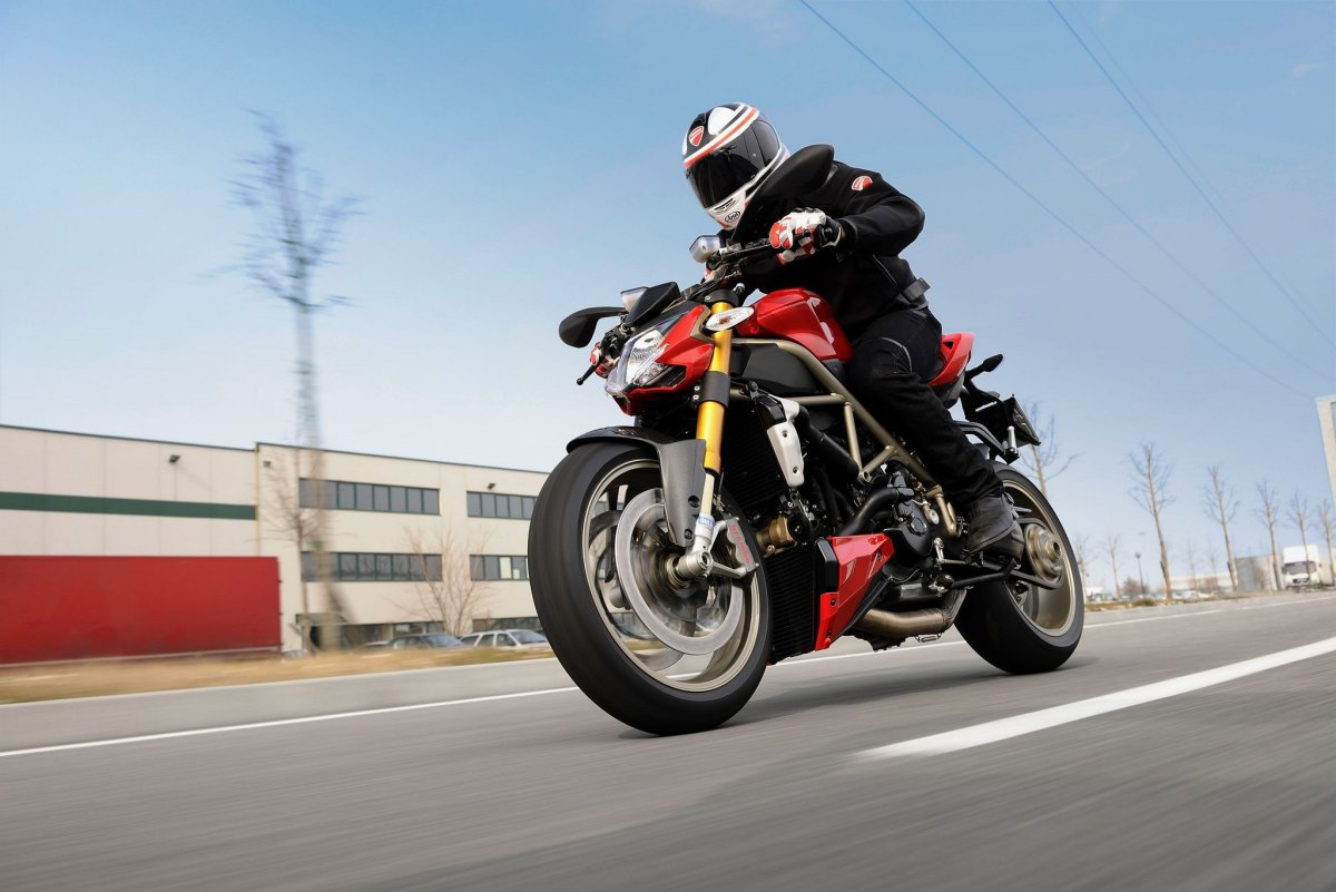 Ducati Streetfighter с пассажиром