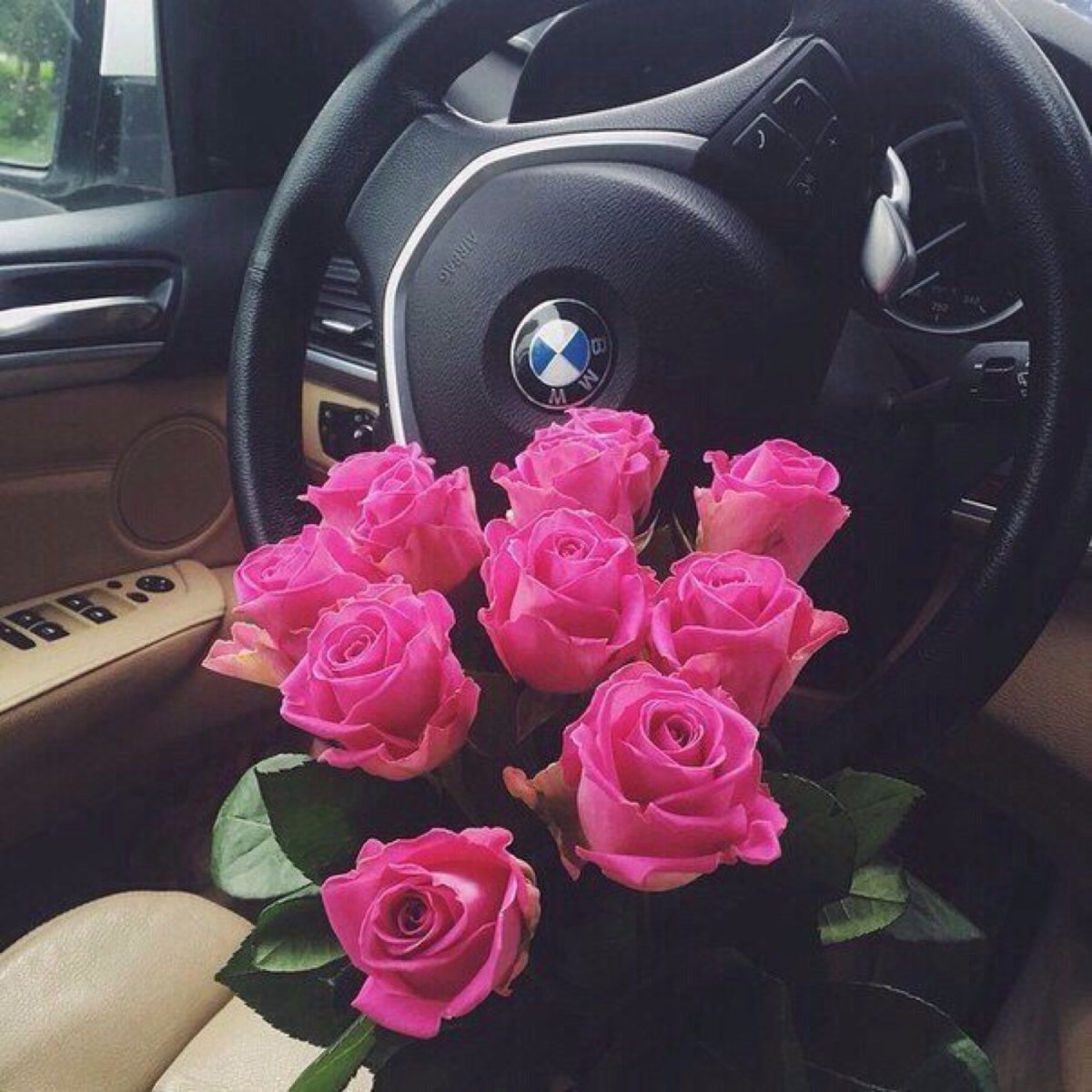 Букет цветов на руле машины