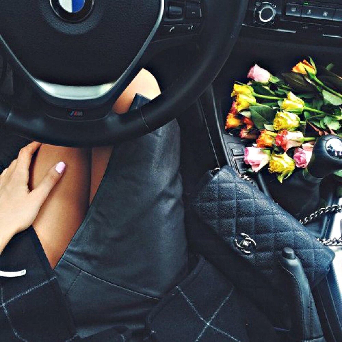 Девушка с цветами в машине