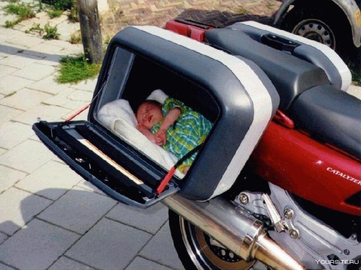 Дети в кофрах мотоцикла