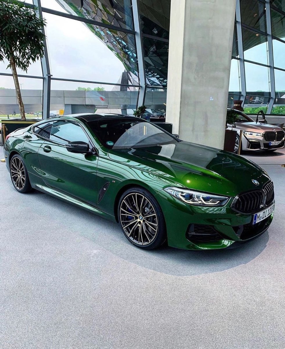 BMW m8 зеленая