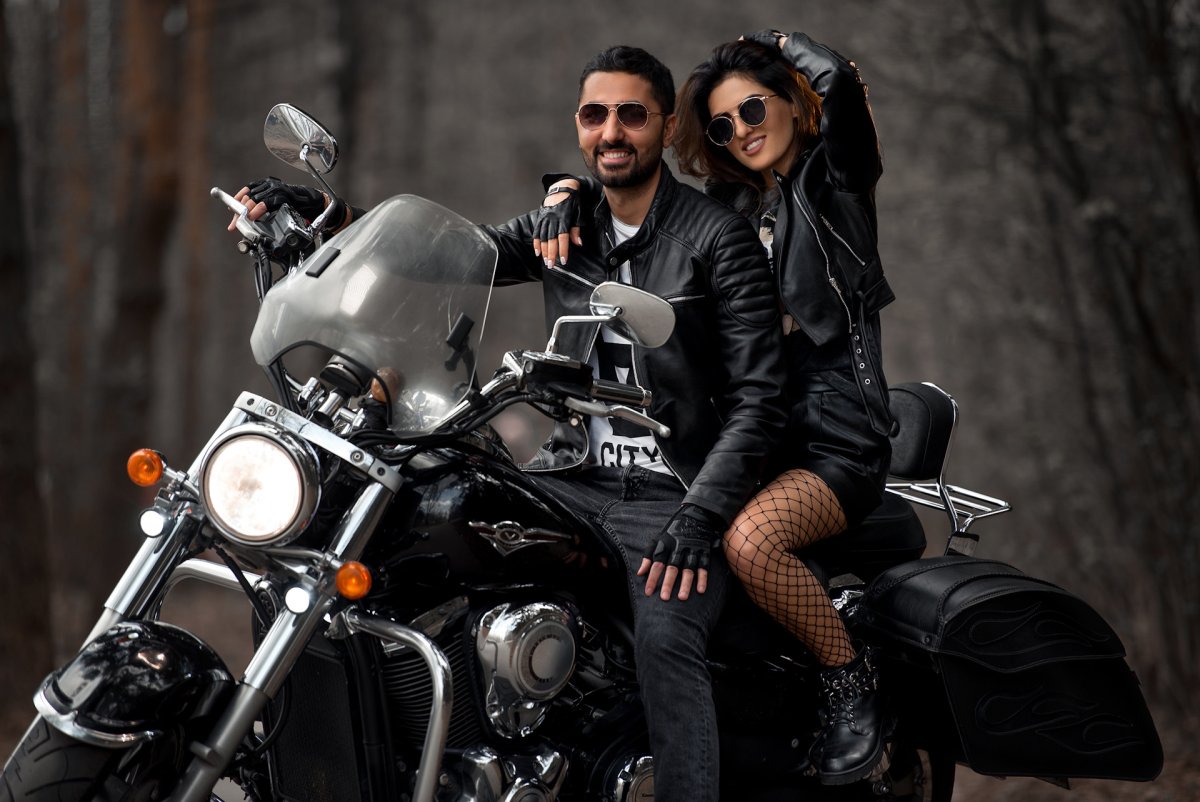 Парень с девушкой на мотоцикле