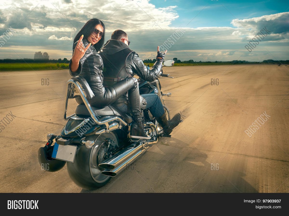 Мужчина едет на мотоцикле