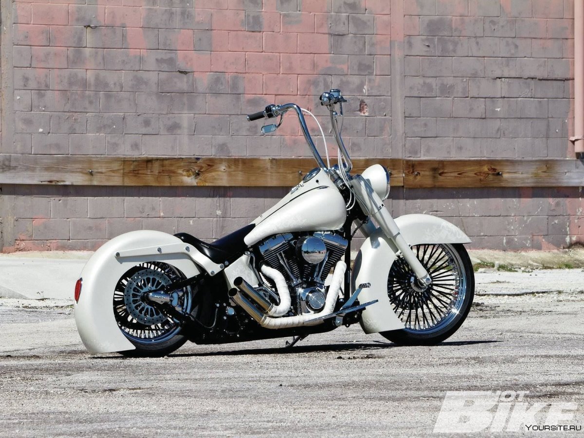 Белый мотоцикл Harley Davidson