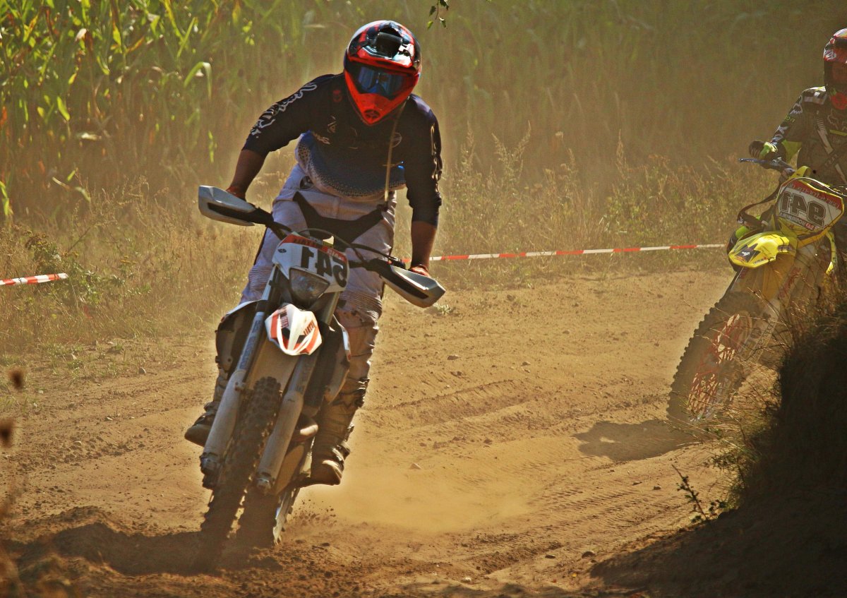Racing on the Sandy track мотоцикл