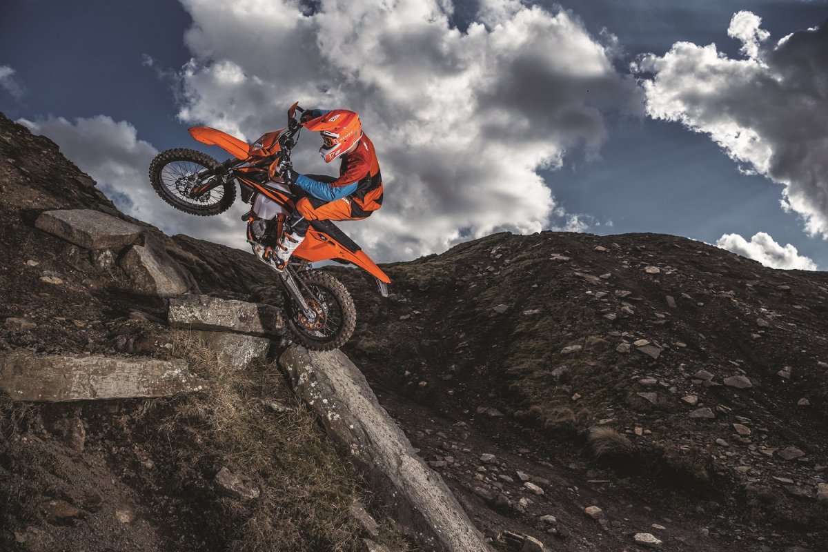 KTM Duke 85 эндуро на красивом фоне