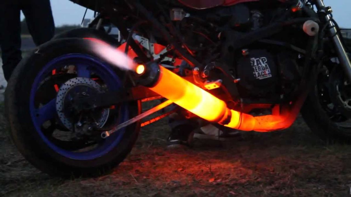Огонь из глушителя мотоцикла