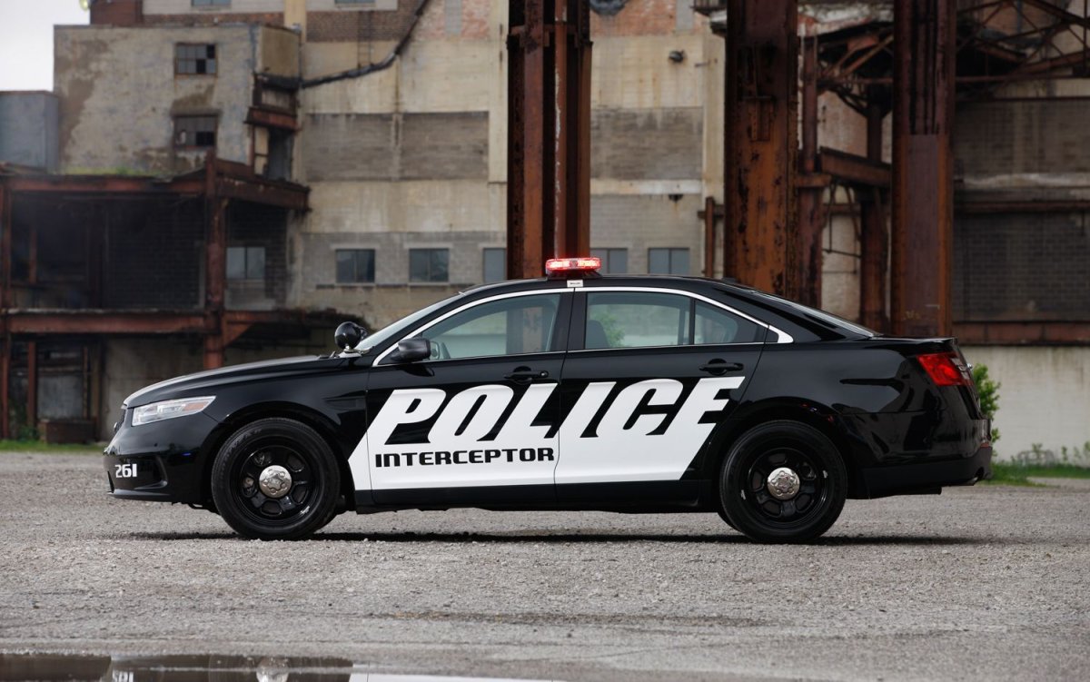 Надпись на американских полицейских машинах