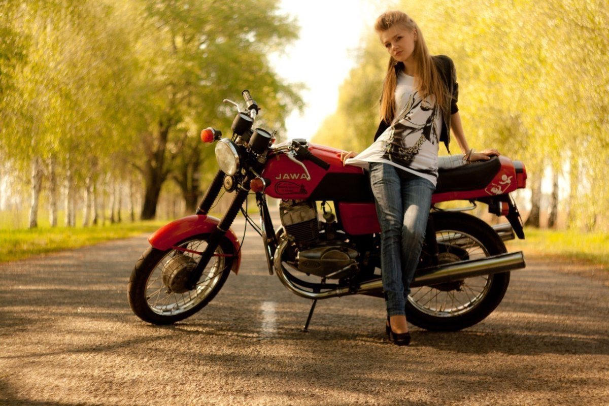 Мотоцикл Ява 634 350 и девушка