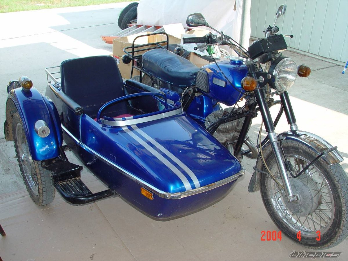 Мотоцикл ИЖ голубого цвета с люлькой