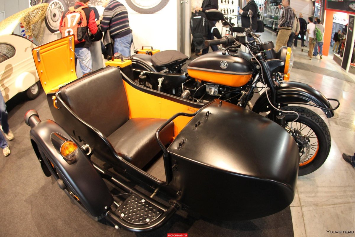 Мотоцикл Урал с коляской оранжевый