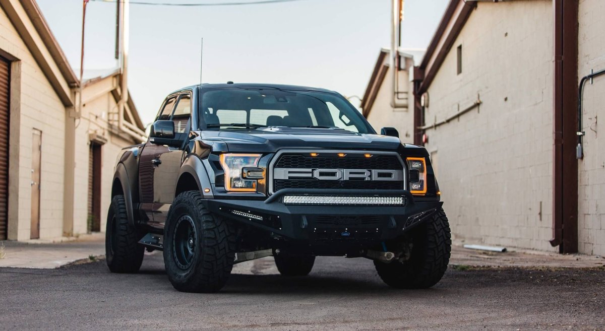 Ford f 150 Raptor вид спереди
