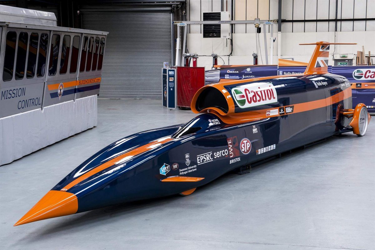 Машина Bloodhound SSC