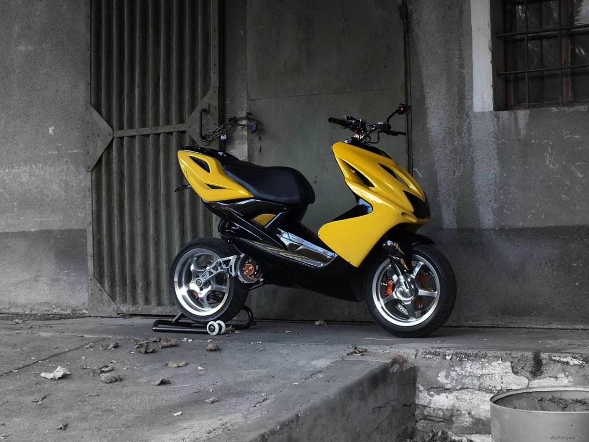 Жёлтый Yamaha Aerox