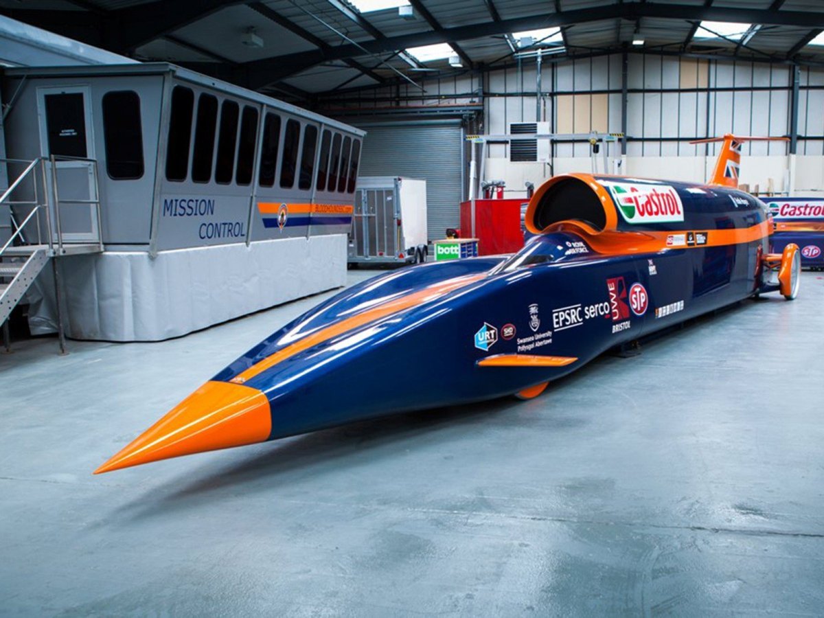 Машина Bloodhound SSC