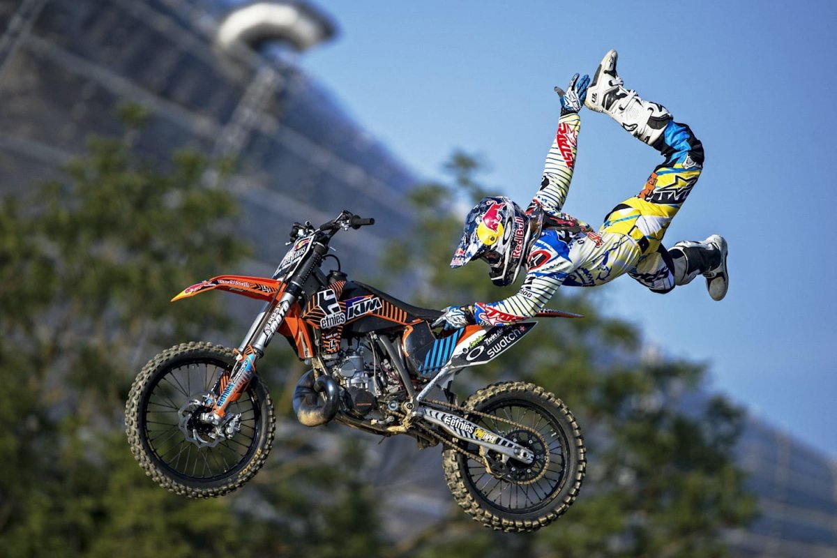 Редбул на кроссовом мотоцикле