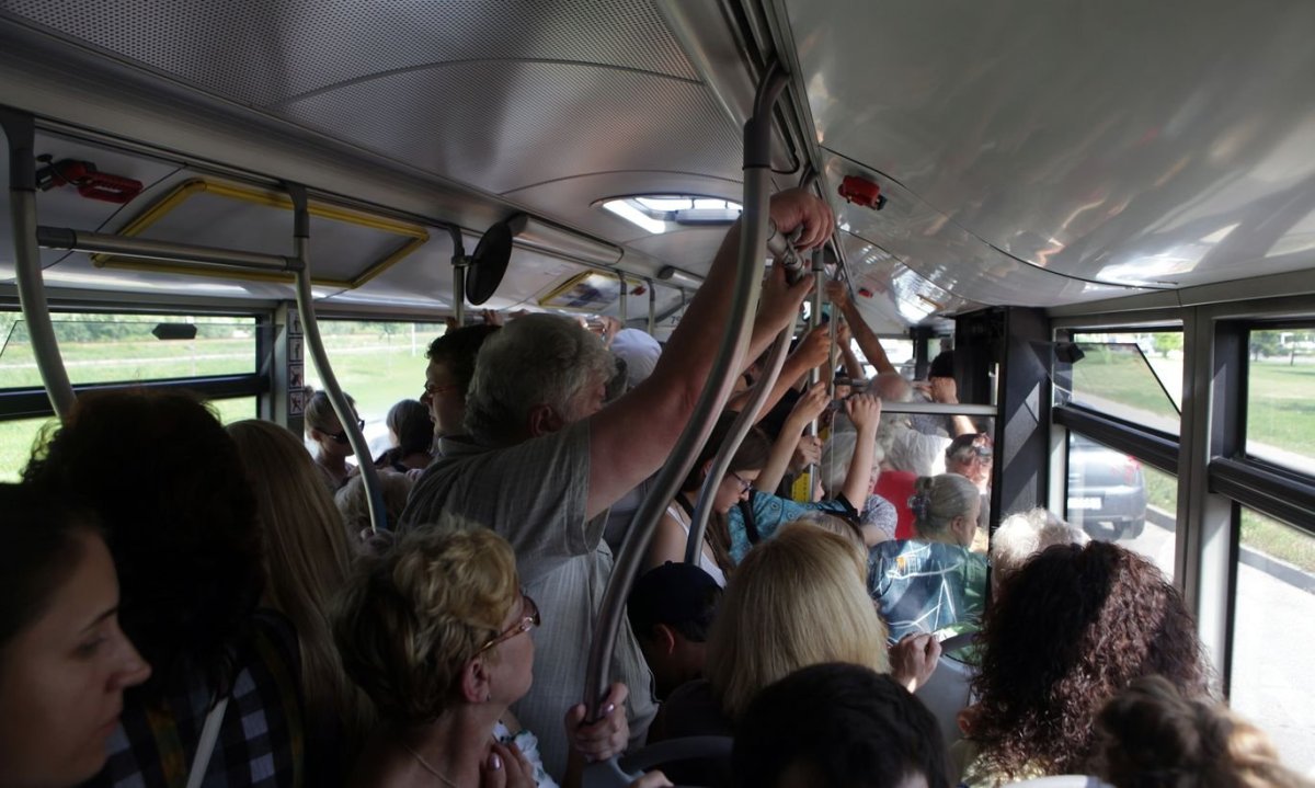 Автобус внутри с пассажирами