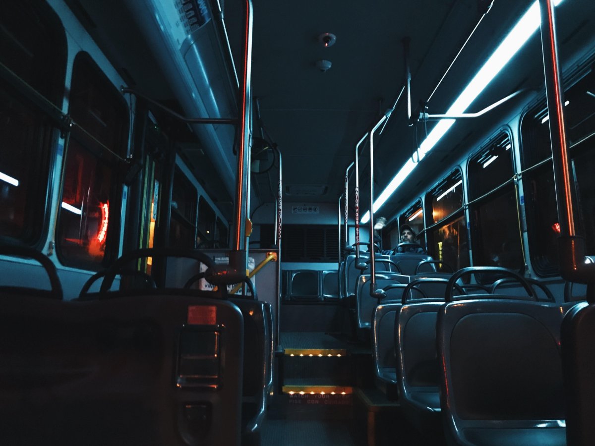 Салон автобуса ночью