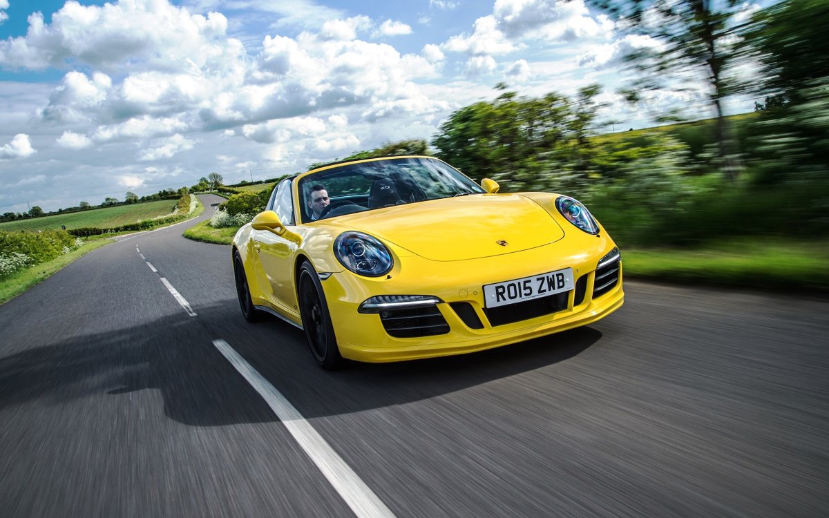 Porsche 911 Targa желтый