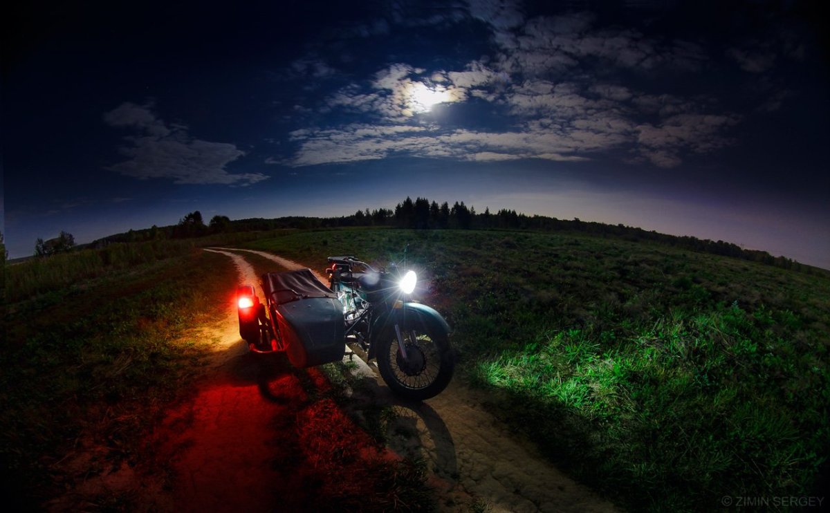 Мотоцикл Урал ночью