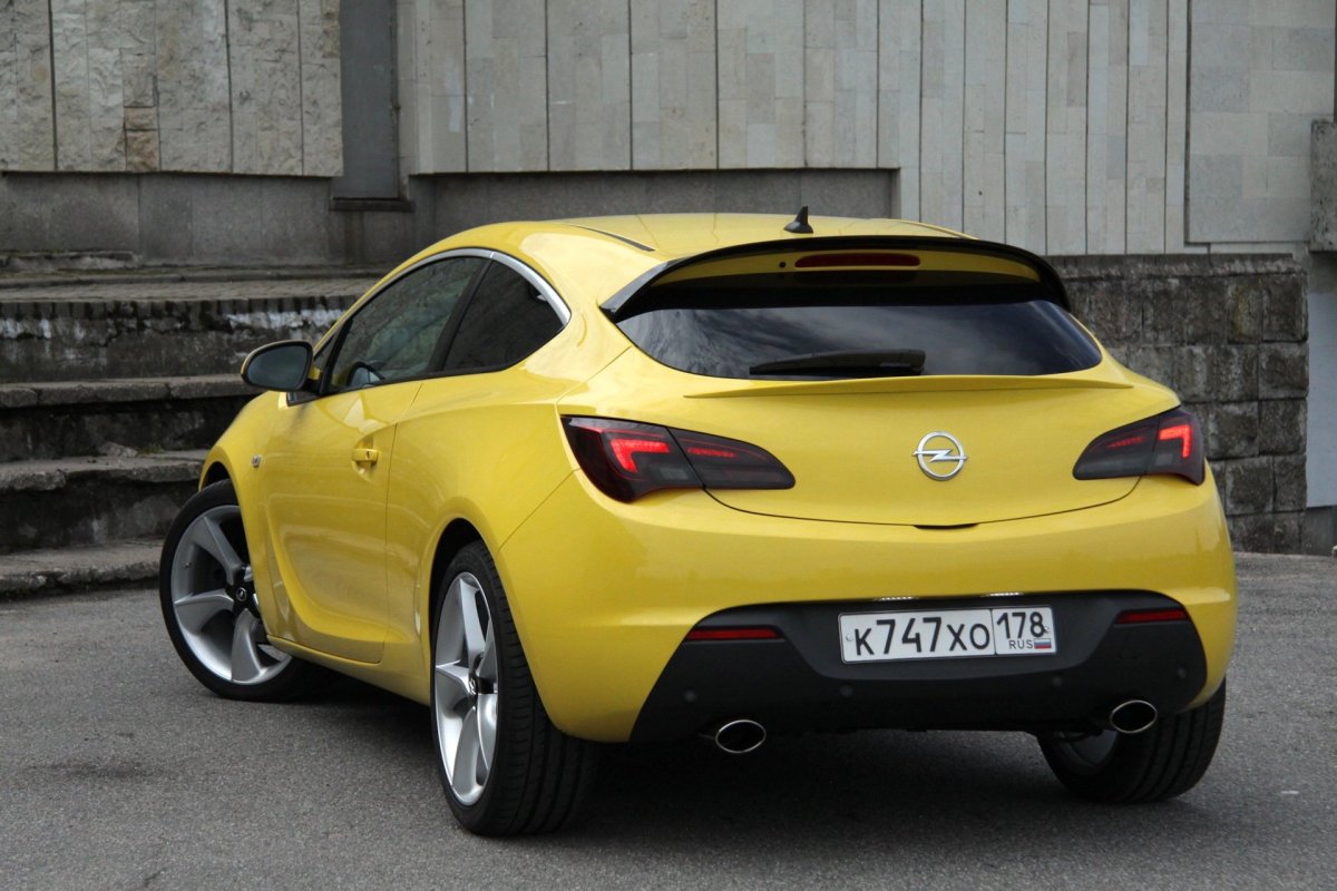 Opel Astra GTC желтая
