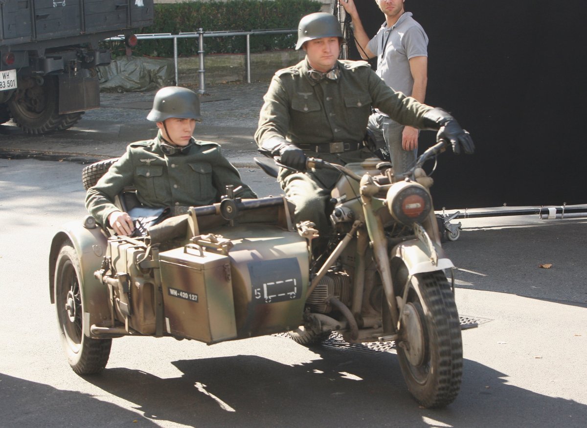 Немцы на мотоцикле с коляской