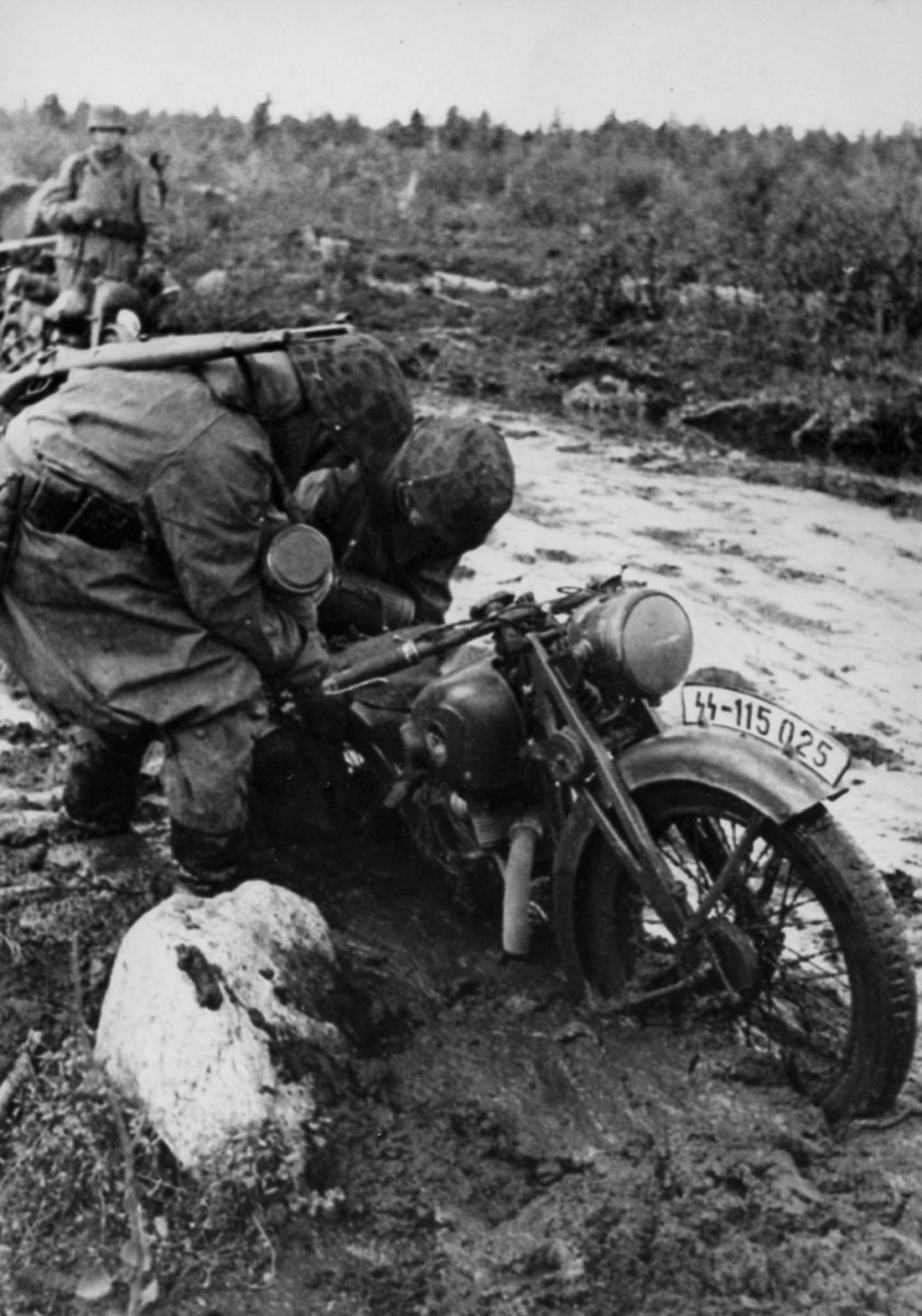 Немецкий мотоцикл в грязи