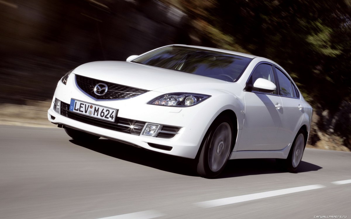 Белый седан Mazda 6