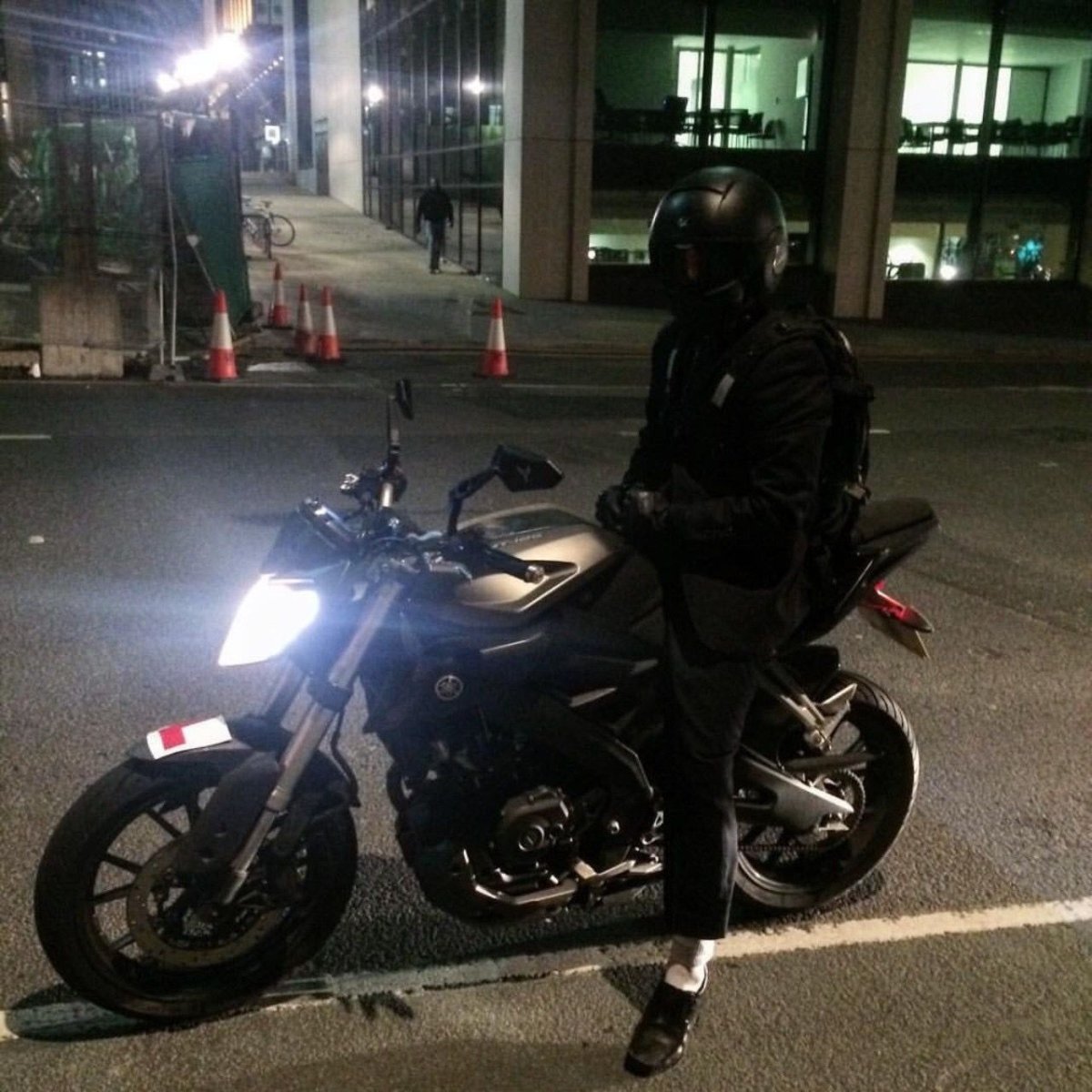 Пацан на мотоцикле ночью