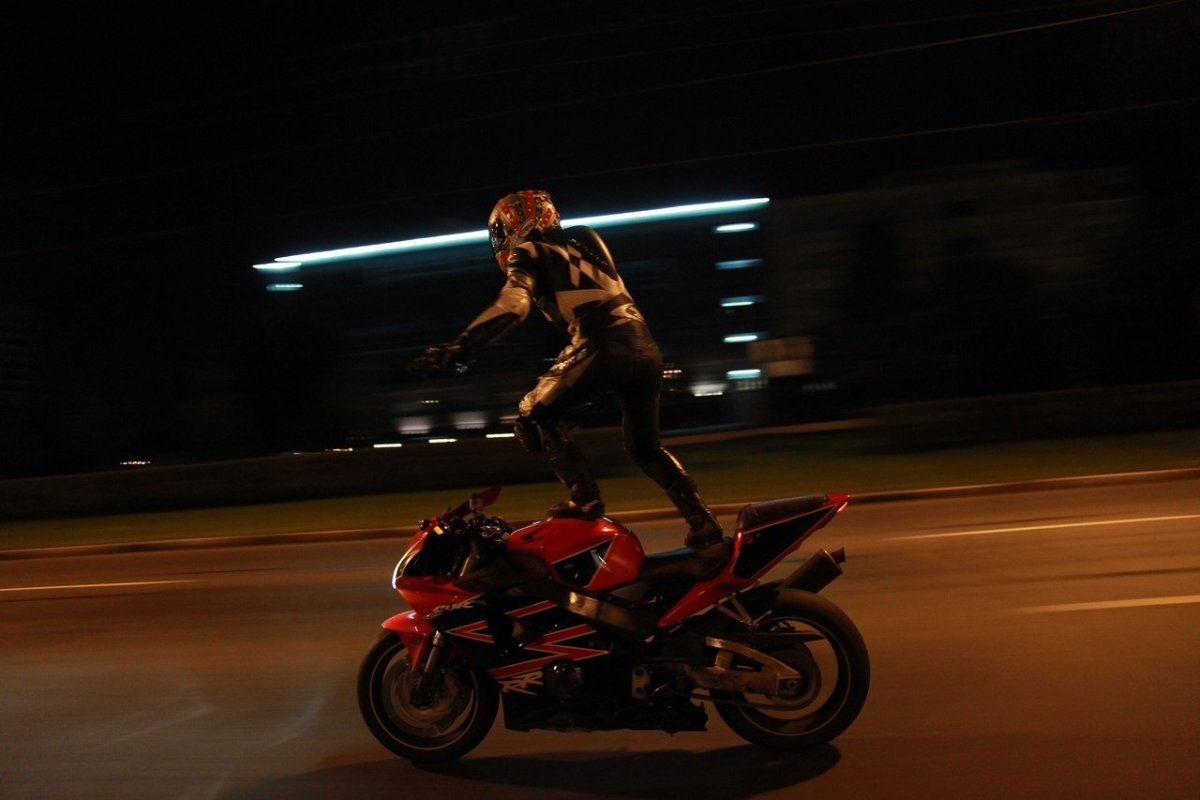 Красный мотоцикл ночью