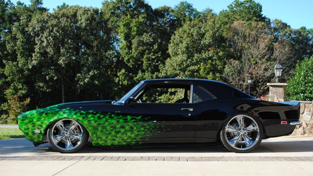 Черно зеленая машина