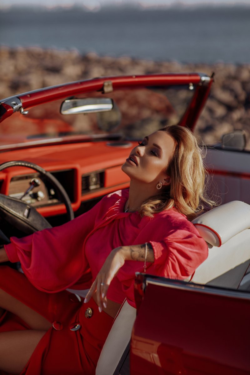 Фотосессия с красной машиной