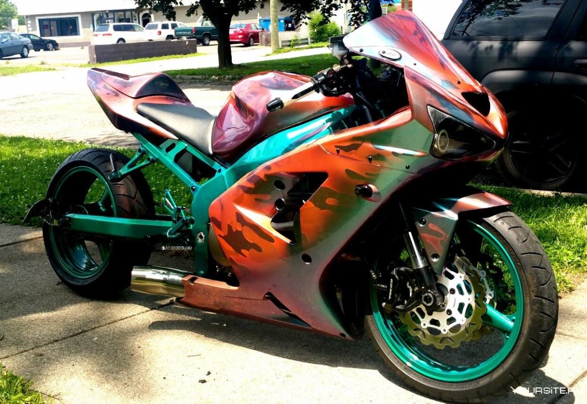 Мотоцикл Кавасаки цвет хамелеон