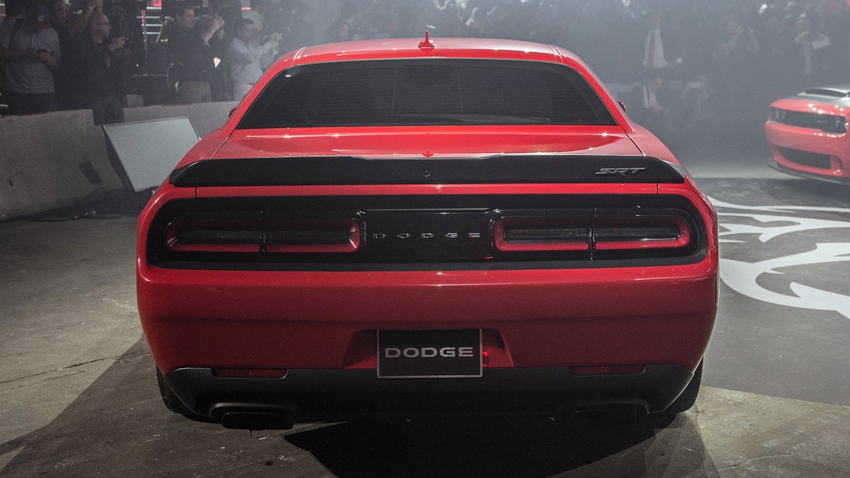Dodge Challenger 2021 сзади