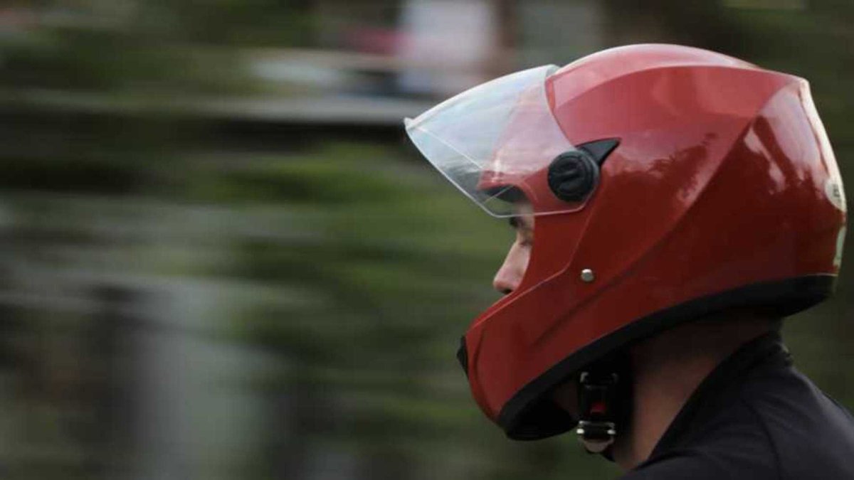 Мотоциклист в Красном шлеме