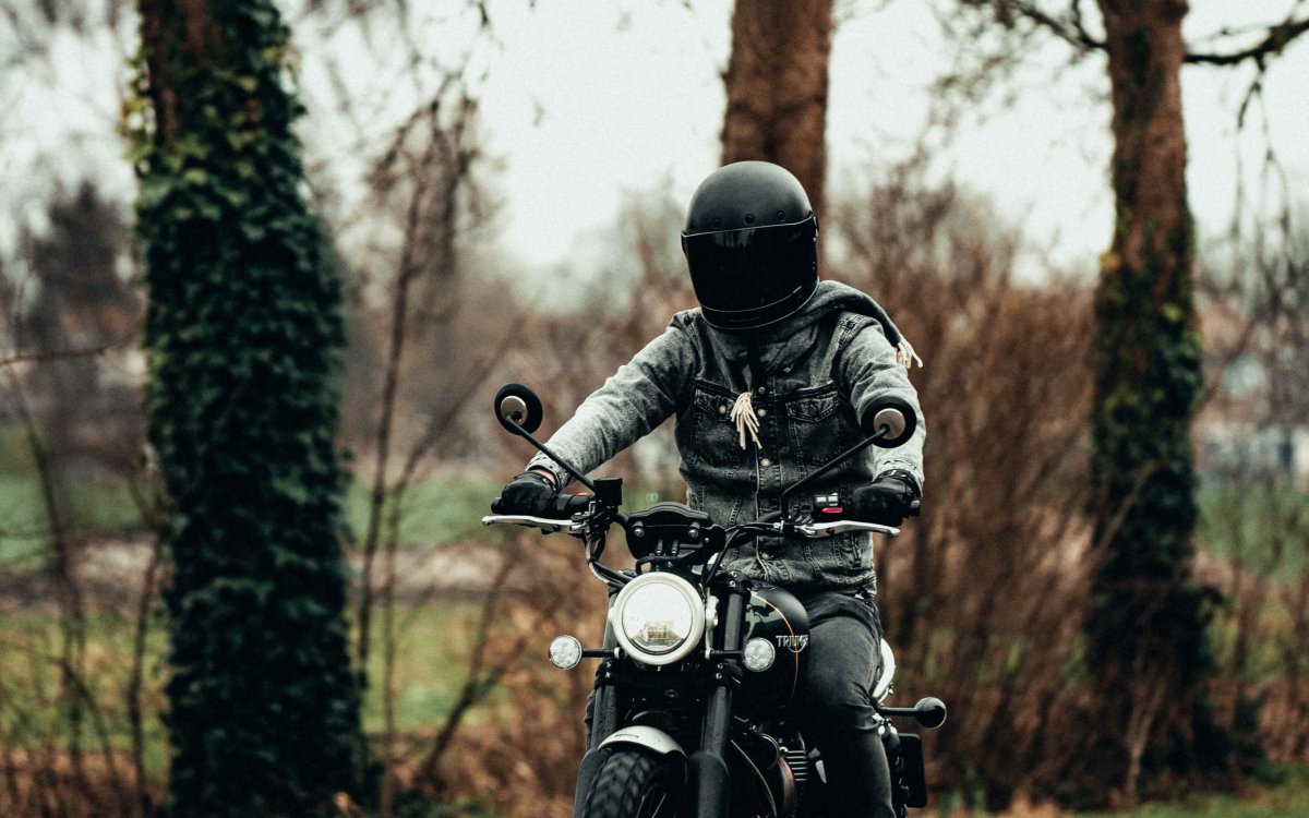 Мотоциклист в шлеме арт