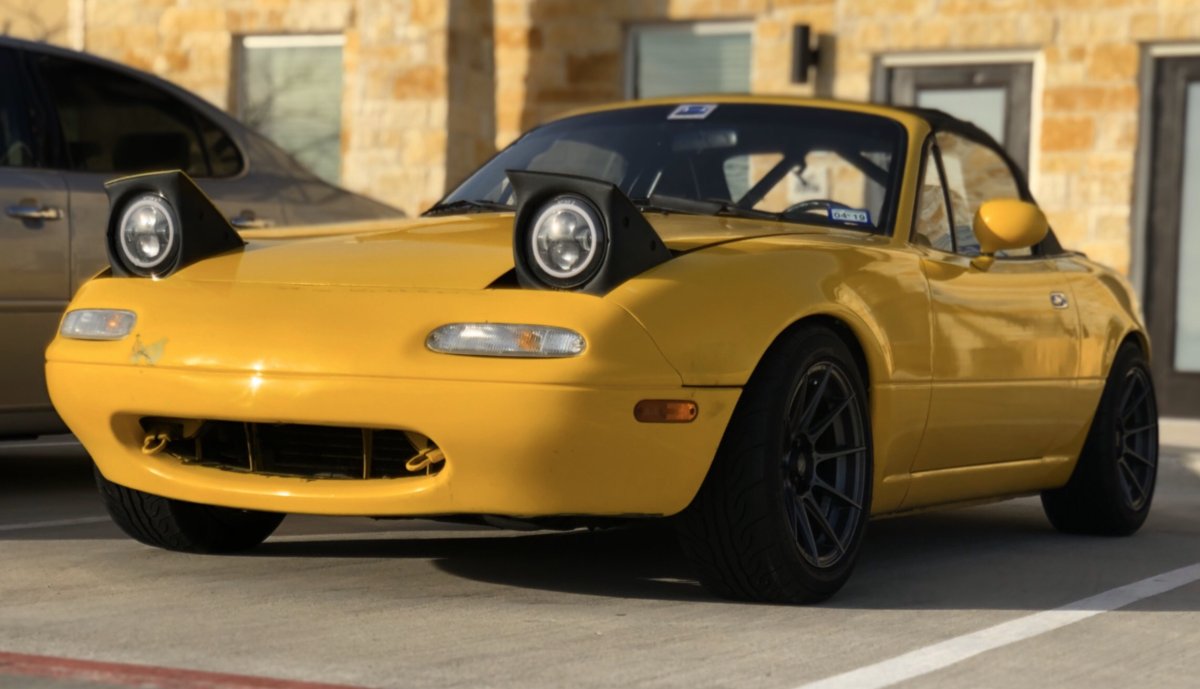 Милая Mazda mx5 Miata жёлтая