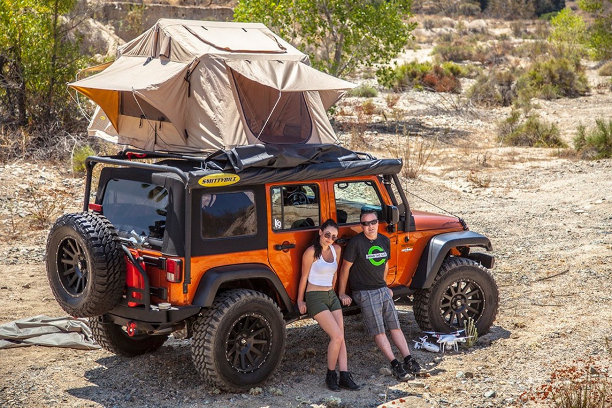 Jeep Wrangler Rubicon с палаткой