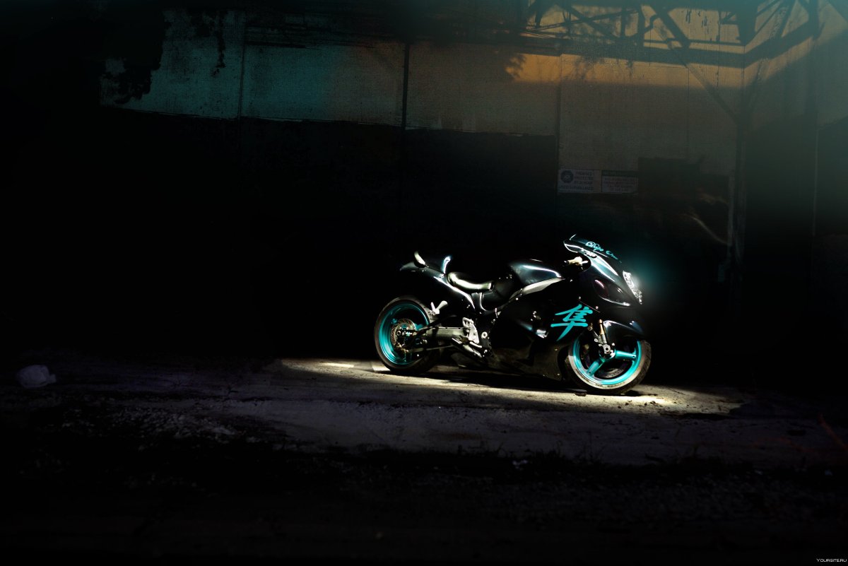 Спортивные мотоциклы в ночи