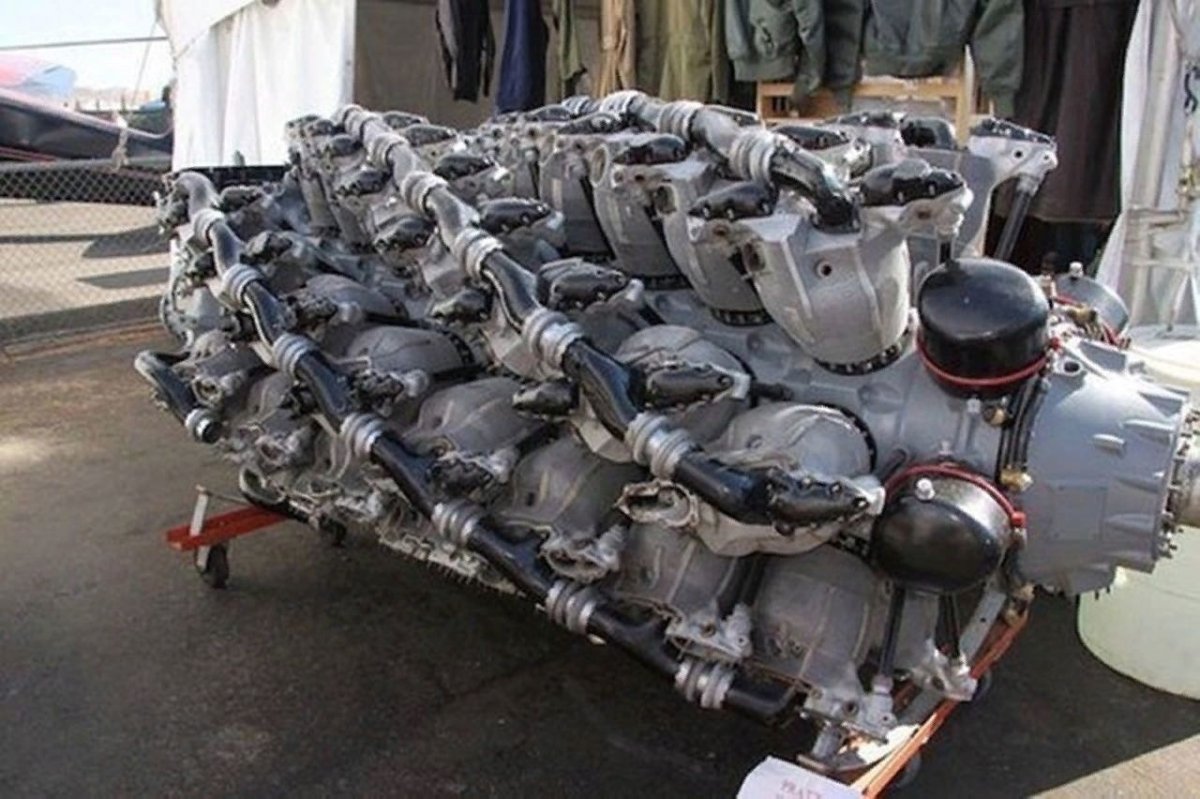 28-Цилиндровый двигатель Pratt Whitney aircraft engine