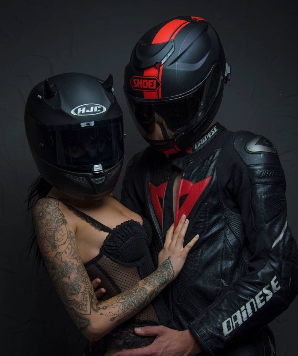 Девушки в шлемах от мотоцикла
