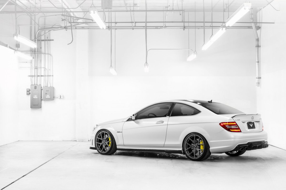 C63 AMG белый