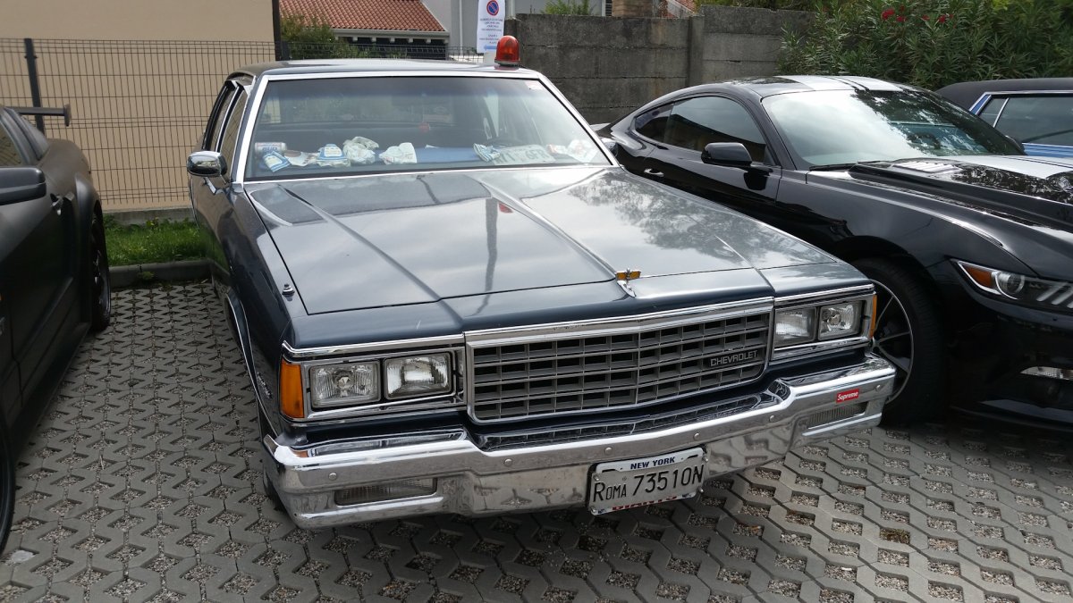 Старые американские машины квадратные