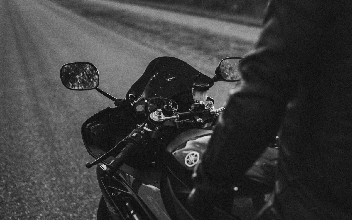 Мужчина на мотоцикле черно белое