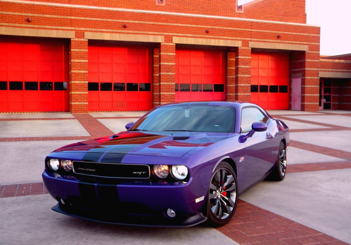 Dodge Challenger фиолетовый