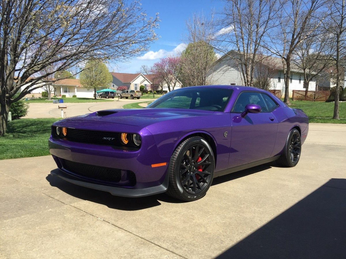 Dodge Challenger Hellcat фиолетовый