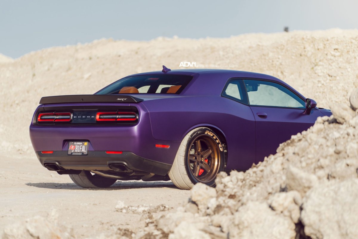 Dodge Challenger Hellcat фиолетовый